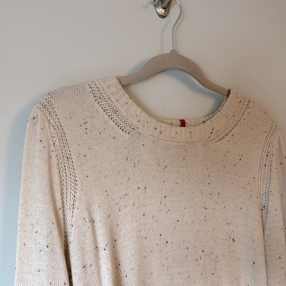 Soft “salt and pepper” knit balloon sleeve sweater with beautiful detailing - Picture 2 of 7